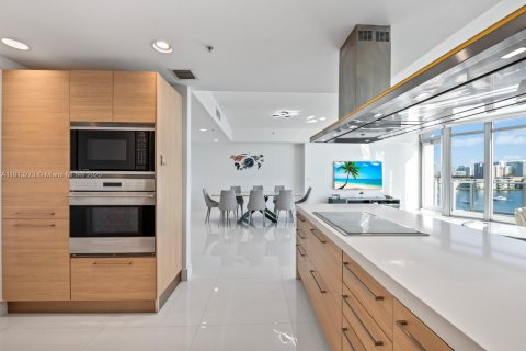 Condo in North Miami Beach, Florida, 2 bedrooms  № 1971865 - photo 11