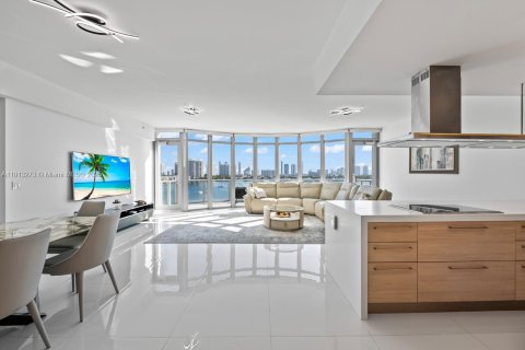 Condo in North Miami Beach, Florida, 2 bedrooms  № 1971865 - photo 4
