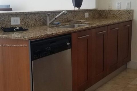Condo in Miami, Florida, 1 bedroom  № 1930067 - photo 4