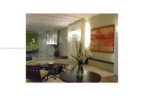 Condo in Miami, Florida, 1 bedroom  № 1930067 - photo 2