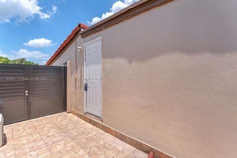 Снять в аренду виллу или дом в Майами, Флорида 1 спальня, № 1957928 - фото 2