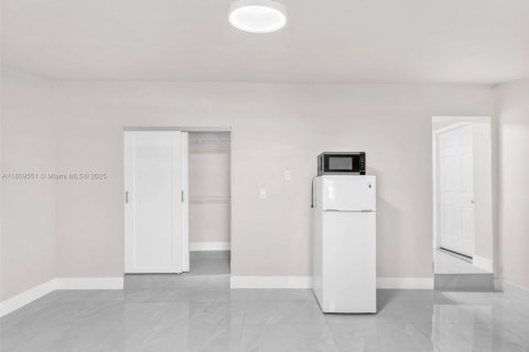 Снять в аренду виллу или дом в Майами, Флорида 1 спальня, № 1957928 - фото 9