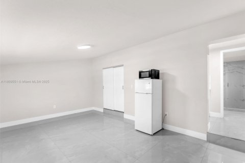 Снять в аренду виллу или дом в Майами, Флорида 1 спальня, № 1957928 - фото 10