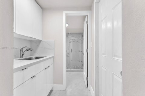 Снять в аренду виллу или дом в Майами, Флорида 1 спальня, № 1957928 - фото 8