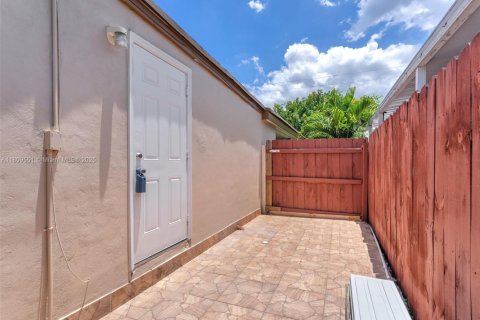 Снять в аренду виллу или дом в Майами, Флорида 1 спальня, № 1957928 - фото 1