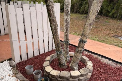 House in Tamarac, Florida 1 bedroom, 51.1 sq.m. № 2063851 - photo 3