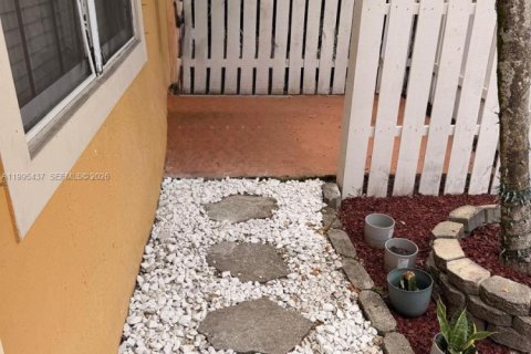 House in Tamarac, Florida 1 bedroom, 51.1 sq.m. № 2063851 - photo 2