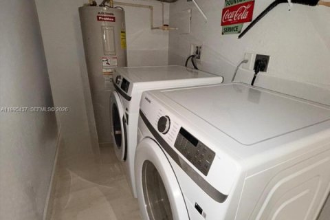 House in Tamarac, Florida 1 bedroom, 51.1 sq.m. № 2063851 - photo 10