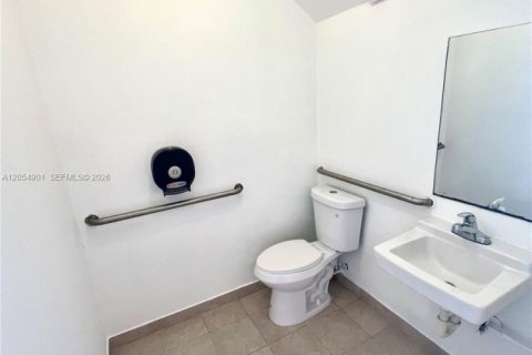 Propiedad comercial en venta en Miami, Florida № 2269528 - foto 8