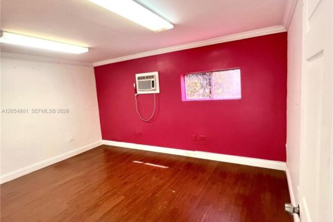 Propiedad comercial en venta en Miami, Florida № 2269528 - foto 11