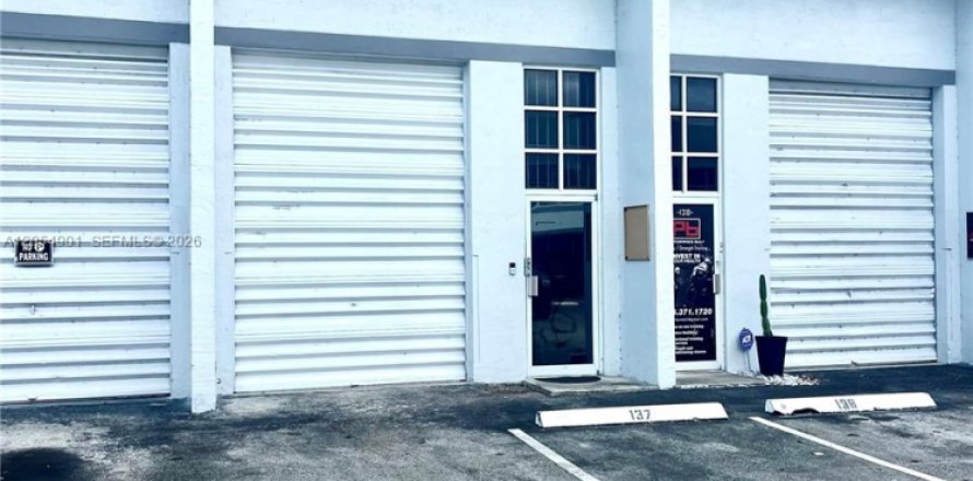 Propiedad comercial en Miami, Florida № 2269528
