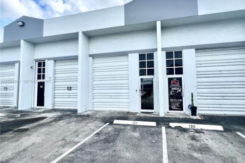 Propiedad comercial en venta en Miami, Florida № 2269528 - foto 3