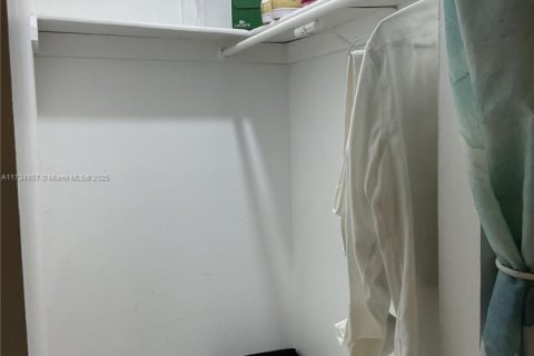 Condo in Miami, Florida, 3 bedrooms  № 1811222 - photo 17