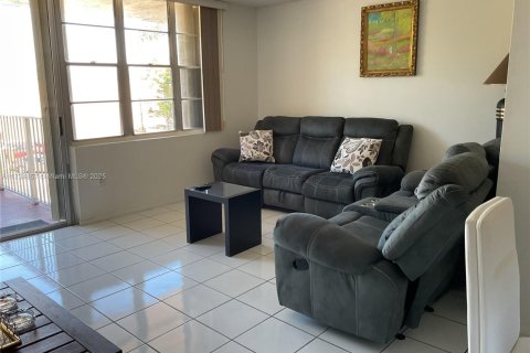 Condo in Miami, Florida, 3 bedrooms  № 1811222 - photo 2