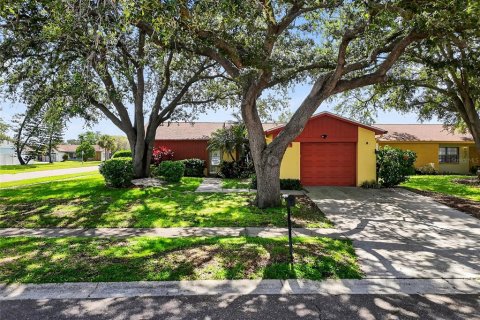 Casa en venta en Brandon, Florida, 3 dormitorios, 120.31 m2 № 1843720 - foto 1
