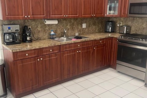 Casa en venta en Miami, Florida, 4 dormitorios, 183.02 m2 № 1703484 - foto 9