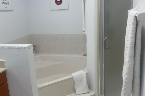 Casa en venta en Miami, Florida, 4 dormitorios, 183.02 m2 № 1703484 - foto 15