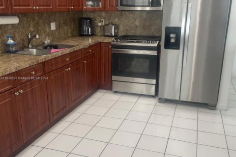 Casa en venta en Miami, Florida, 4 dormitorios, 183.02 m2 № 1703484 - foto 10