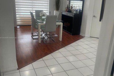 Casa en venta en Miami, Florida, 4 dormitorios, 183.02 m2 № 1703484 - foto 7