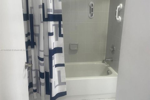 Casa en venta en Miami, Florida, 4 dormitorios, 183.02 m2 № 1703484 - foto 13