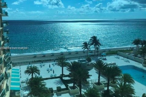 Condo in Hollywood, Florida  № 1845827 - photo 1