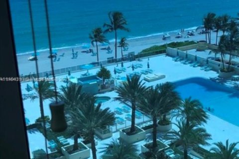 Condo in Hollywood, Florida  № 1845827 - photo 11