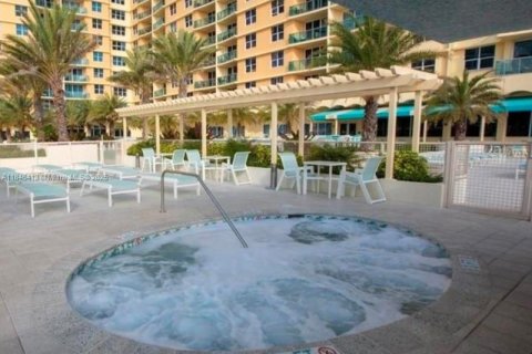 Condo in Hollywood, Florida  № 1845827 - photo 15