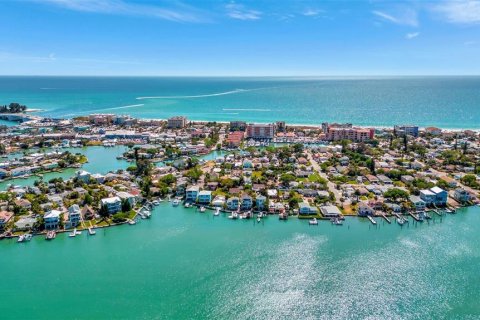 Снять в аренду квартиру в Мадейра - Бич, Флорида 3 комнаты, 41.81м2, № 2106907 - фото 2