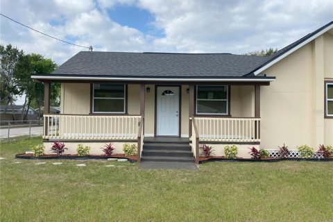 House in Tampa, Florida 3 bedrooms, 130.53 sq.m. № 1917848 - photo 1