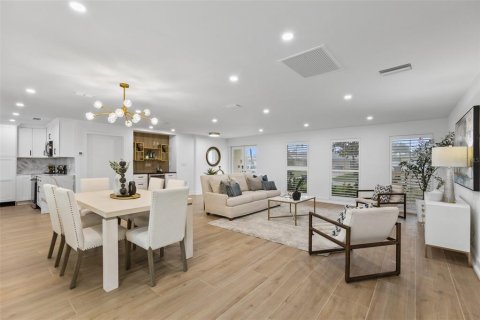 House in Saint Petersburg, Florida 3 bedrooms, 176.14 sq.m. № 1796027 - photo 5