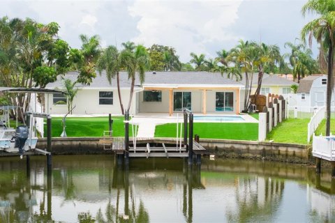 House in Saint Petersburg, Florida 3 bedrooms, 176.14 sq.m. № 1796027 - photo 4