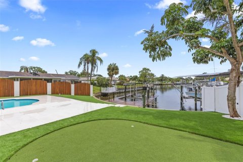 House in Saint Petersburg, Florida 3 bedrooms, 176.14 sq.m. № 1796027 - photo 23