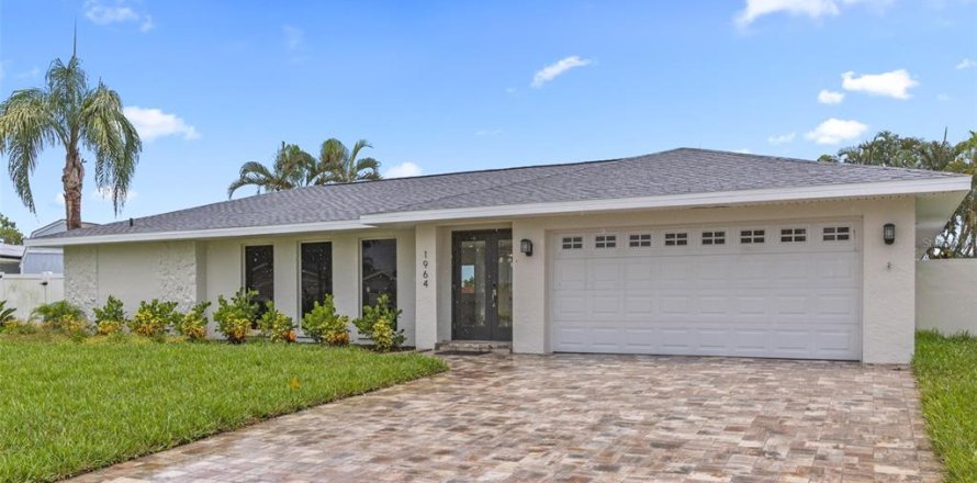House in Saint Petersburg, Florida 3 bedrooms, 176.14 sq.m. № 1796027