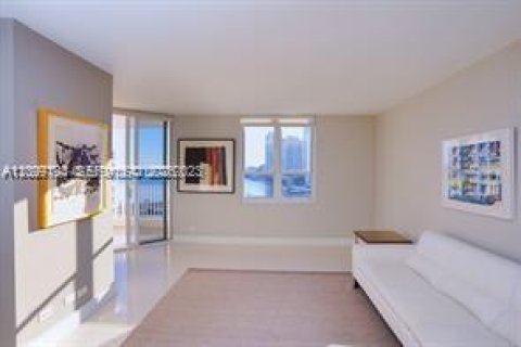 Condo in Miami, Florida, 1 bedroom  № 2401286 - photo 16