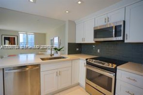 Condo in Miami, Florida, 1 bedroom  № 2401286 - photo 10
