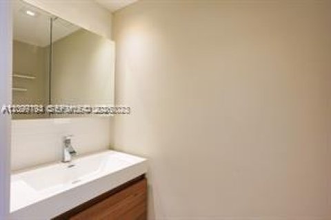 Condo in Miami, Florida, 1 bedroom  № 2401286 - photo 18