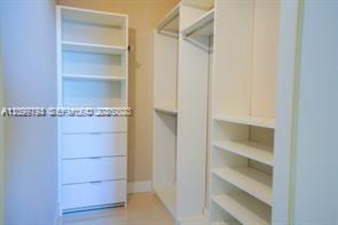 Condo in Miami, Florida, 1 bedroom  № 2401286 - photo 23