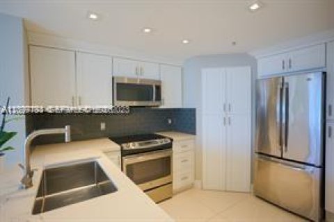 Condo in Miami, Florida, 1 bedroom  № 2401286 - photo 8