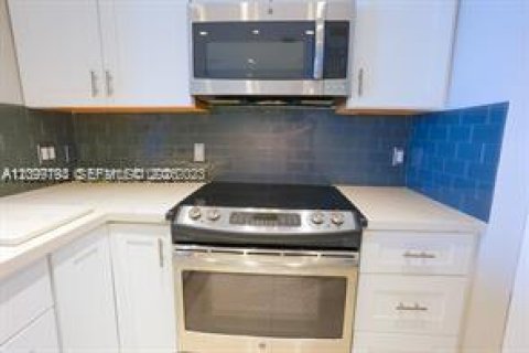 Condo in Miami, Florida, 1 bedroom  № 2401286 - photo 11