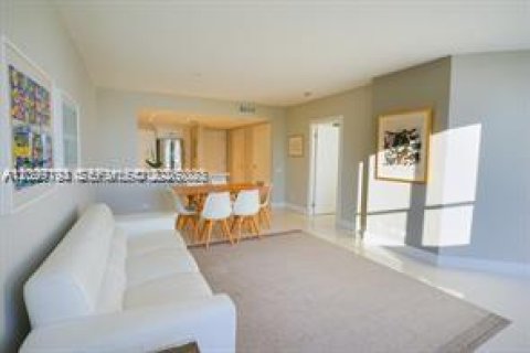 Condo in Miami, Florida, 1 bedroom  № 2401286 - photo 14