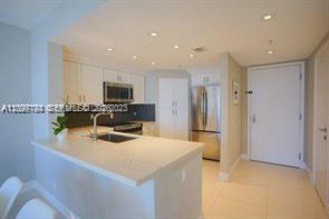 Condo in Miami, Florida, 1 bedroom  № 2401286 - photo 5