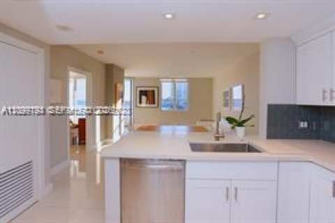 Condo in Miami, Florida, 1 bedroom  № 2401286 - photo 6