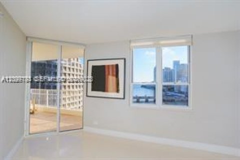 Condo in Miami, Florida, 1 bedroom  № 2401286 - photo 17