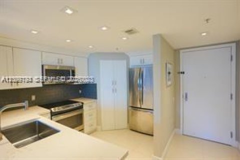 Condo in Miami, Florida, 1 bedroom  № 2401286 - photo 13