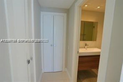 Condo in Miami, Florida, 1 bedroom  № 2401286 - photo 25