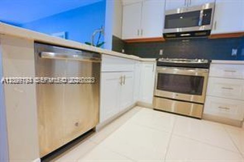 Condo in Miami, Florida, 1 bedroom  № 2401286 - photo 7