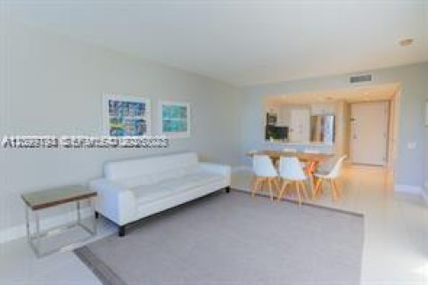 Condo in Miami, Florida, 1 bedroom  № 2401286 - photo 15