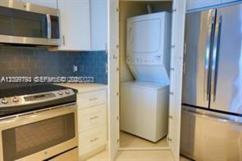 Condo in Miami, Florida, 1 bedroom  № 2401286 - photo 12
