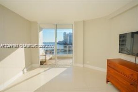 Condo in Miami, Florida, 1 bedroom  № 2401286 - photo 19