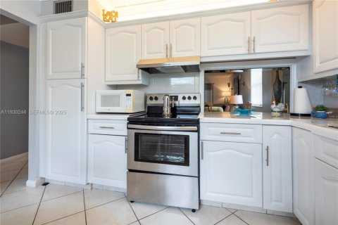 Condominio en venta en Tamarac, Florida, 2 dormitorios, 117.99 m2 № 1990248 - foto 5